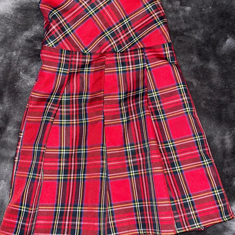 L red skirt